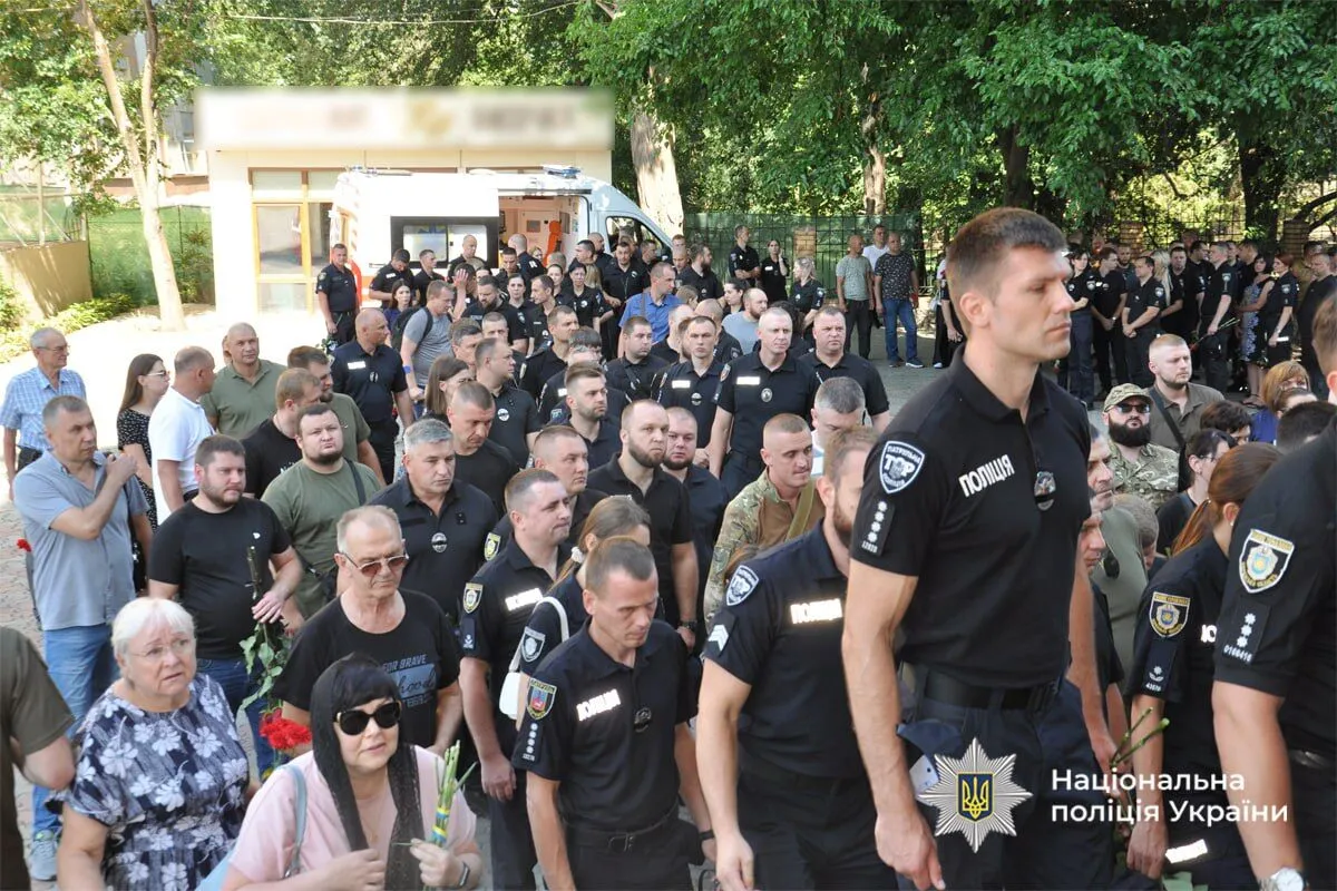 Без батька залишилося двоє дітей: у Черкасах попрощалися з поліцейським, який загинув на Донеччині. Фото і відео