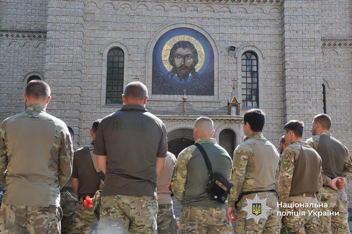 Без батька залишилося двоє дітей: у Черкасах попрощалися з поліцейським, який загинув на Донеччині. Фото і відео