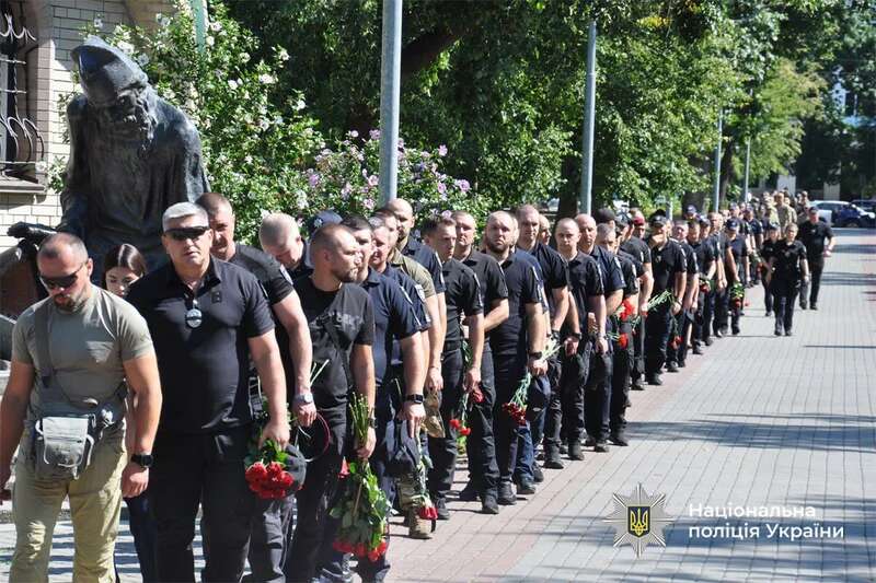 Без батька залишилося двоє дітей: у Черкасах попрощалися з поліцейським, який загинув на Донеччині. Фото і відео