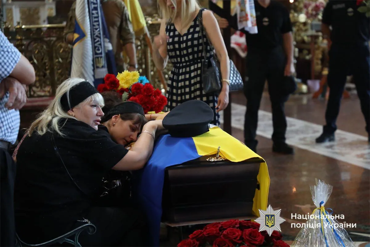 Без батька залишилося двоє дітей: у Черкасах попрощалися з поліцейським, який загинув на Донеччині. Фото і відео