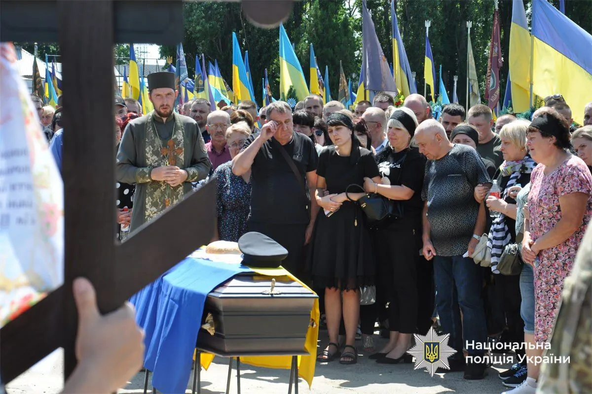 Без отца осталось двое детей: в Черкассах попрощались с полицейским, который погиб на Донетчине. Фото и видео