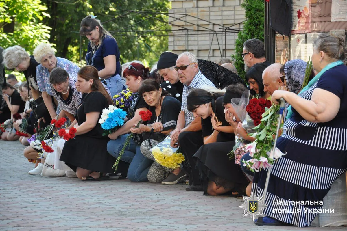 Без отца осталось двое детей: в Черкассах попрощались с полицейским, который погиб на Донетчине. Фото и видео