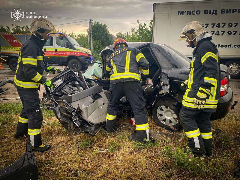 На Киевщине произошла тройная ДТП с участием грузовика: есть погибшие и пострадавший. Подробности и фото