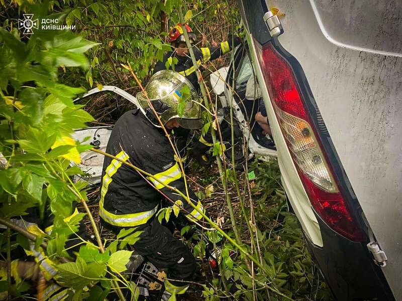 На Киевщине произошла тройная ДТП с участием грузовика: есть погибшие и пострадавший. Подробности и фото