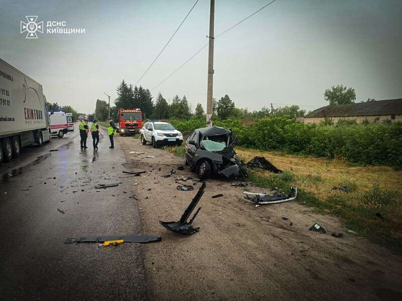 На Киевщине произошла тройная ДТП с участием грузовика: есть погибшие и пострадавший. Подробности и фото