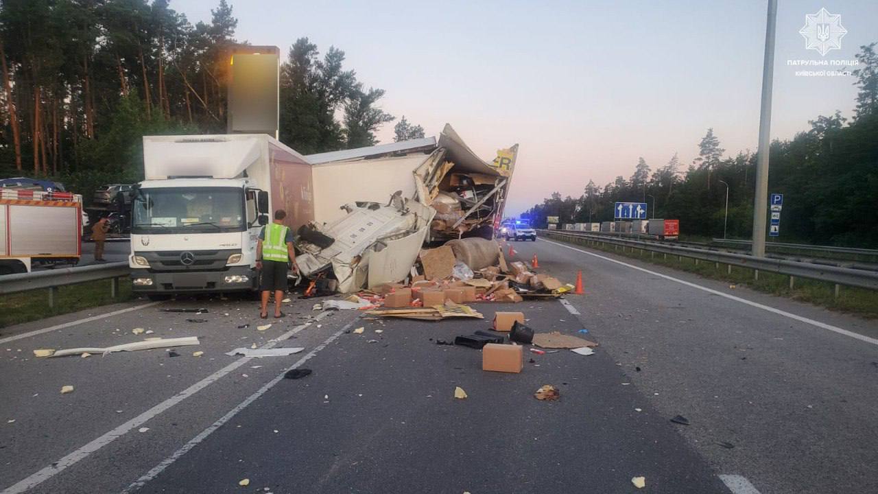 На Київщині зіткнулися дві вантажівки: рух у напрямку столиці ускладнено (фото)