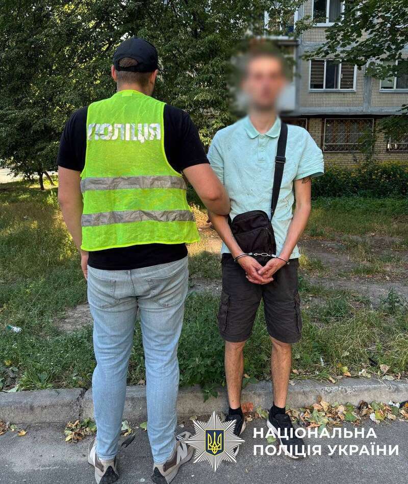 У Києві ревнивець побачив дружину з іншим і вдарив суперника ножем у груди. Подробиці та фото