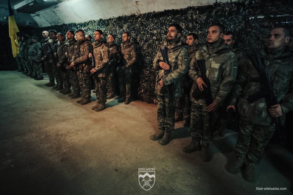 Перші добровольці за програмою «Контракт 18-24» приймають присягу в 10 ОГШБр. Фото 10 ОГШБр dqxikeidqxitkant