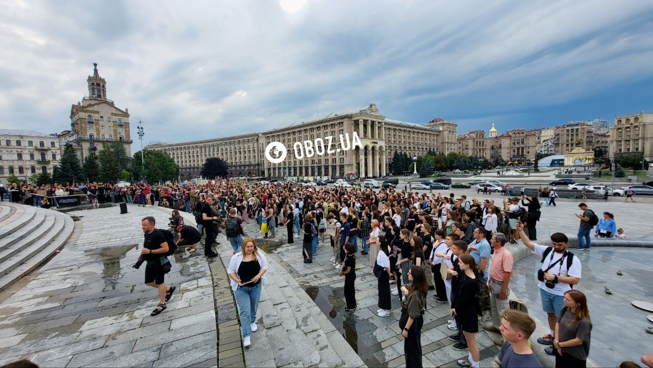Зібралося кілька сотень людей: у Києві вшанували жертв Оленівки. Фото