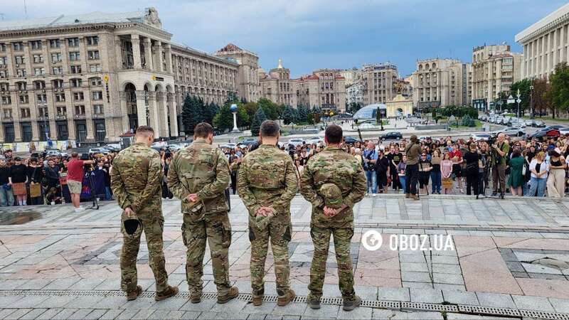 Зібралося кілька сотень людей: у Києві вшанували жертв Оленівки. Фото