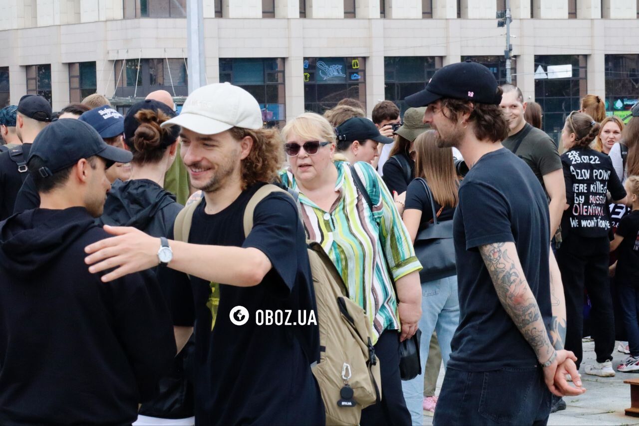 Собралось несколько сотен людей: в Киеве почтили жертв Еленовки. Фото