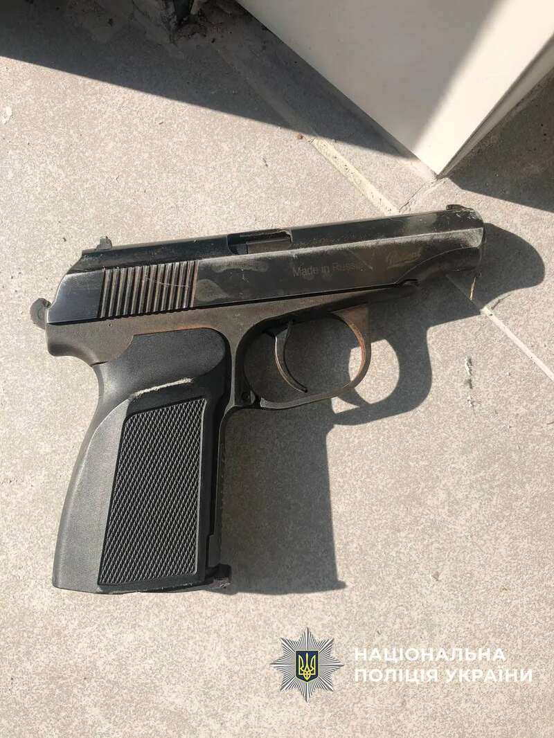 В Киеве пьяный мужчина угрожал охраннику ЖК пистолетом и боевой гранатой. Подробности и фото dqxikeidqxitkant