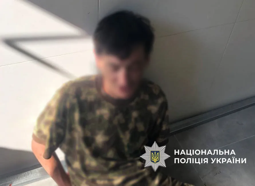 В Киеве пьяный мужчина угрожал охраннику ЖК пистолетом и боевой гранатой. Подробности и фото