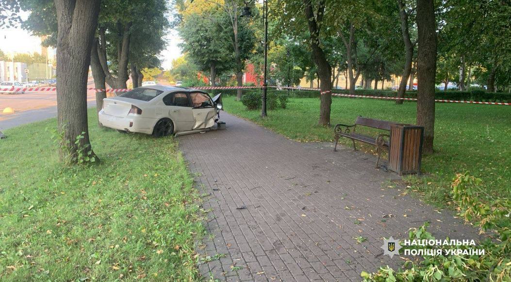 У Києві п’яний водій легковика влетів у Куренівський парк та травмував двох жінок. Подробиці та фото dqxikeidqxiqqeant