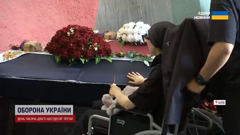У Києві попрощалися із подружжям Осінцевих, донька яких вижила після російської атаки 31 липня. Відео