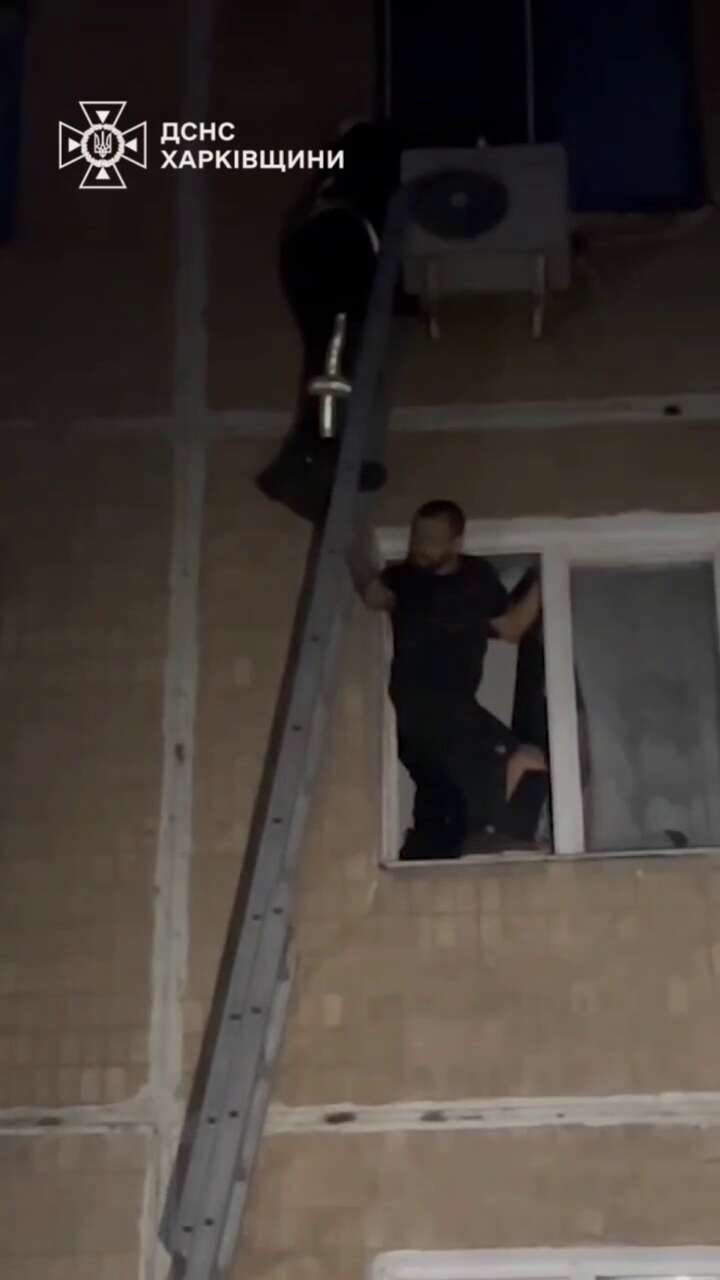 Спас кондиционер: в Харькове трехлетняя девочка выпала из окна пятого этажа и чудом спаслась. Видео dqxikeidqxitkant