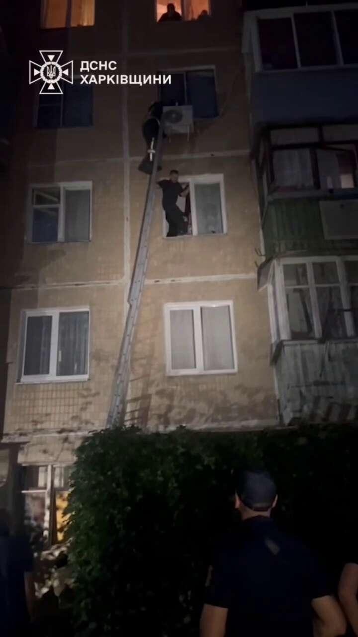 Спас кондиционер: в Харькове трехлетняя девочка выпала из окна пятого этажа и чудом спаслась. Видео