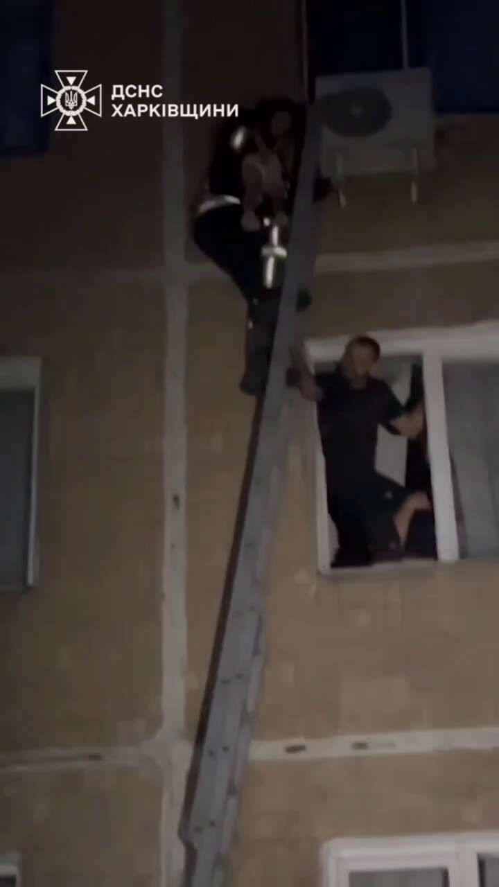 Спас кондиционер: в Харькове трехлетняя девочка выпала из окна пятого этажа и чудом спаслась. Видео