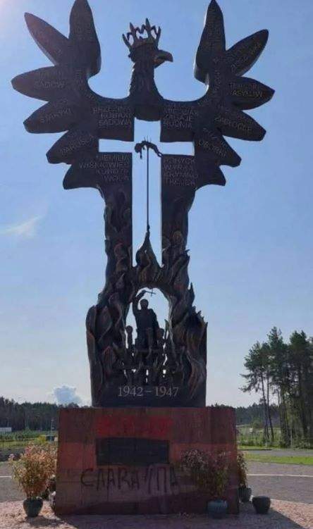 Могла завербувати РФ: у Польщі затримали 17-річного українця за наругу над пам’ятником Волинської трагедії dqxikeidqxitkant