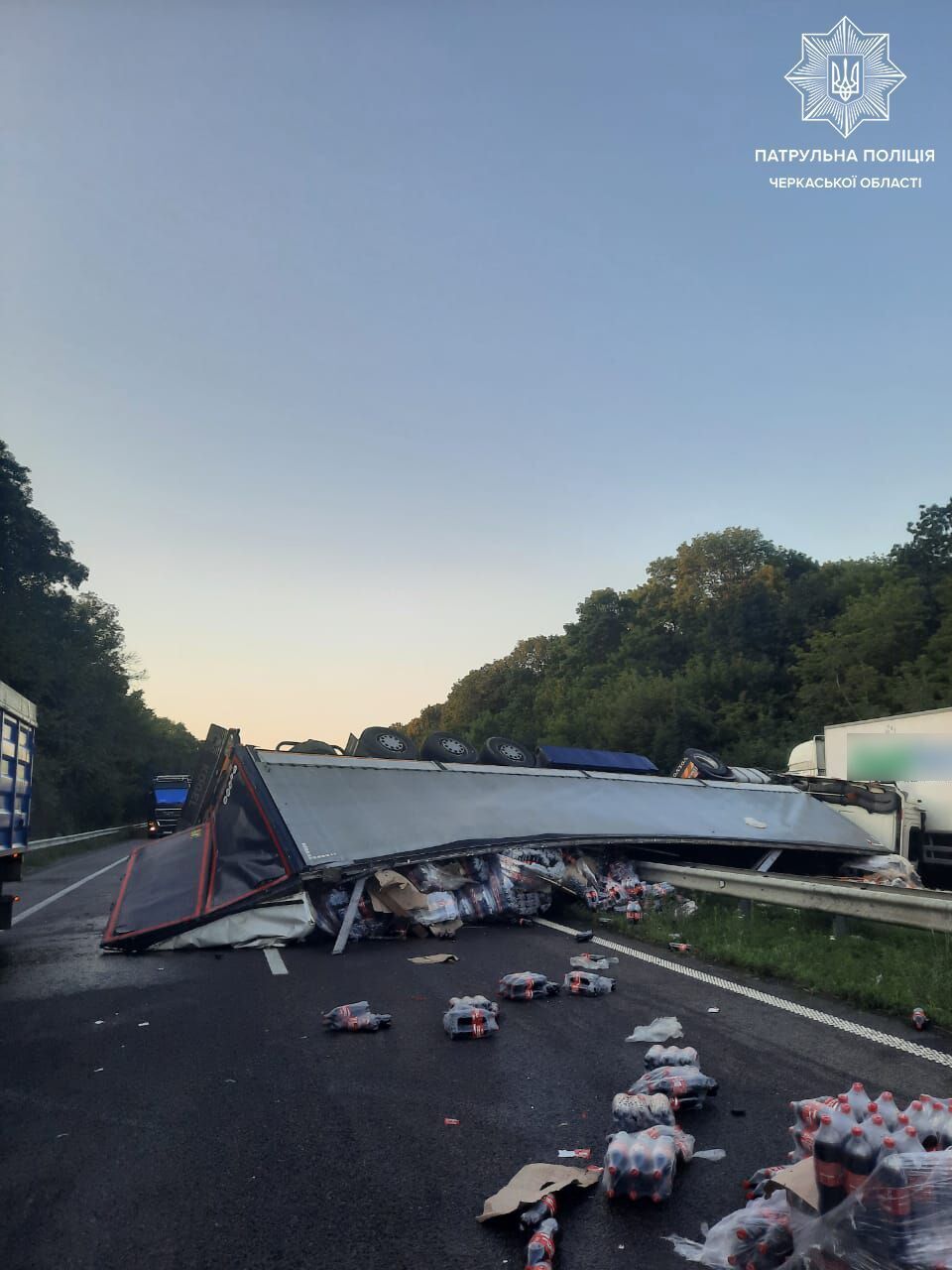 На трасі Київ-Одеса в Умані перекинулася вантажівка з dqxikeidqxiqqeant