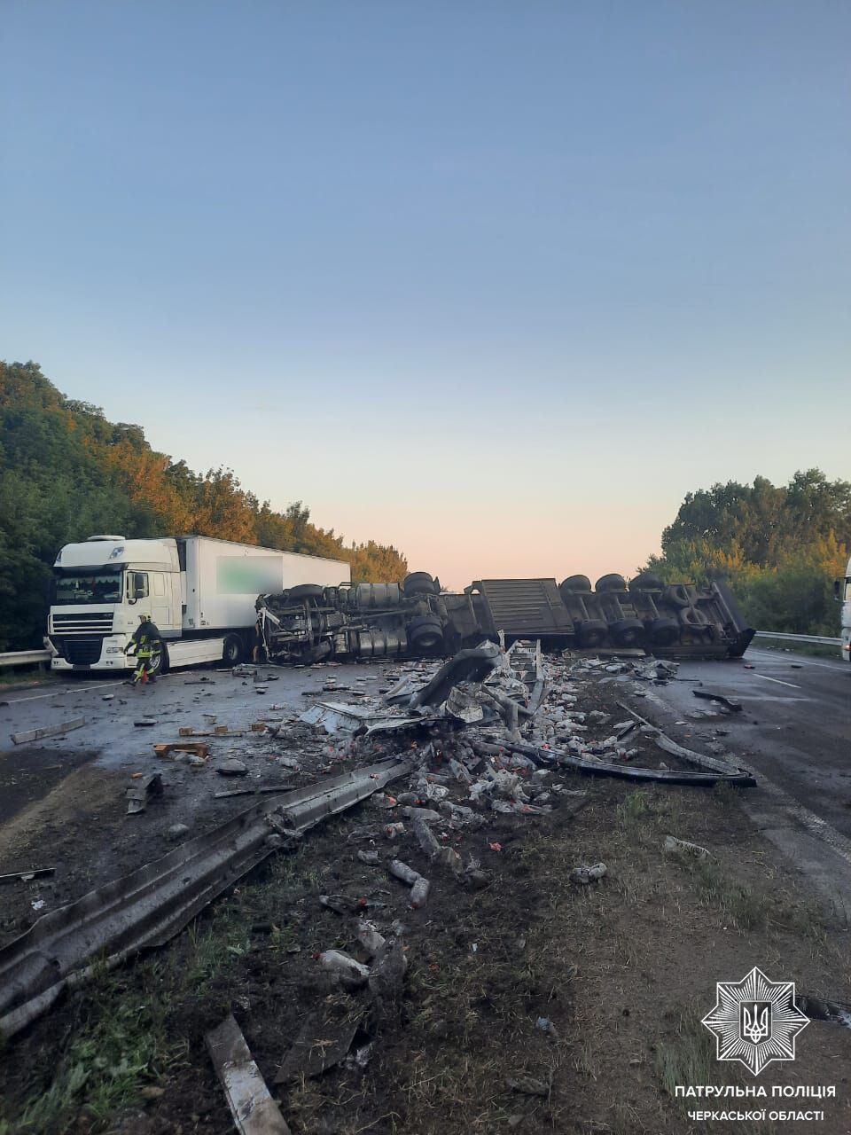 На трасі Київ-Одеса в Умані перекинулася вантажівка з