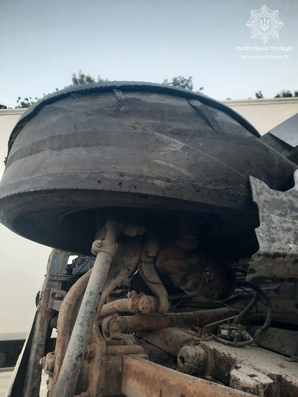 На трасі Київ-Одеса в Умані перекинулася вантажівка з