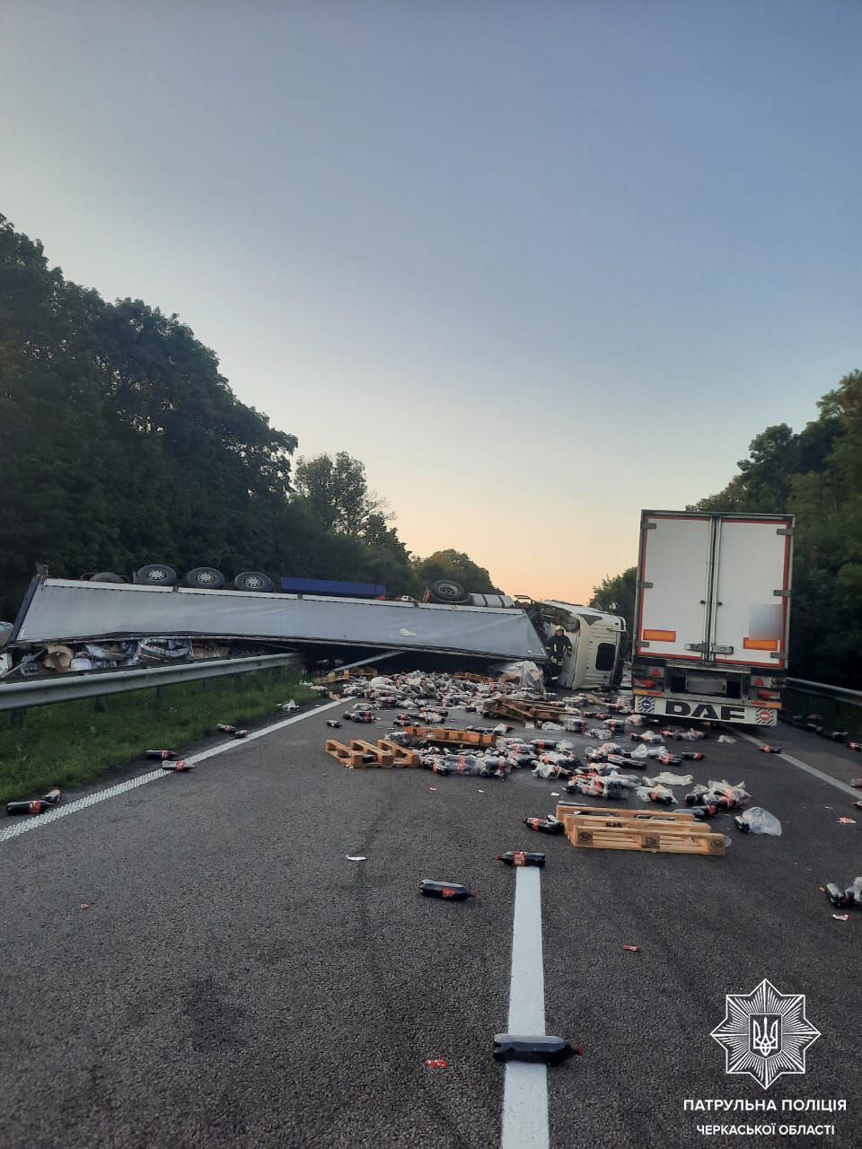 На трасі Київ-Одеса в Умані перекинулася вантажівка з