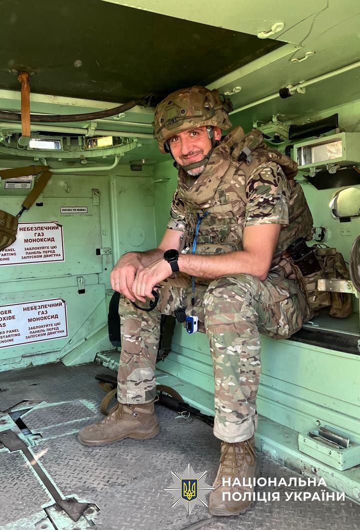 On the front line, a police medic from Kyiv saved four wounded comrades under fire. Photo and video