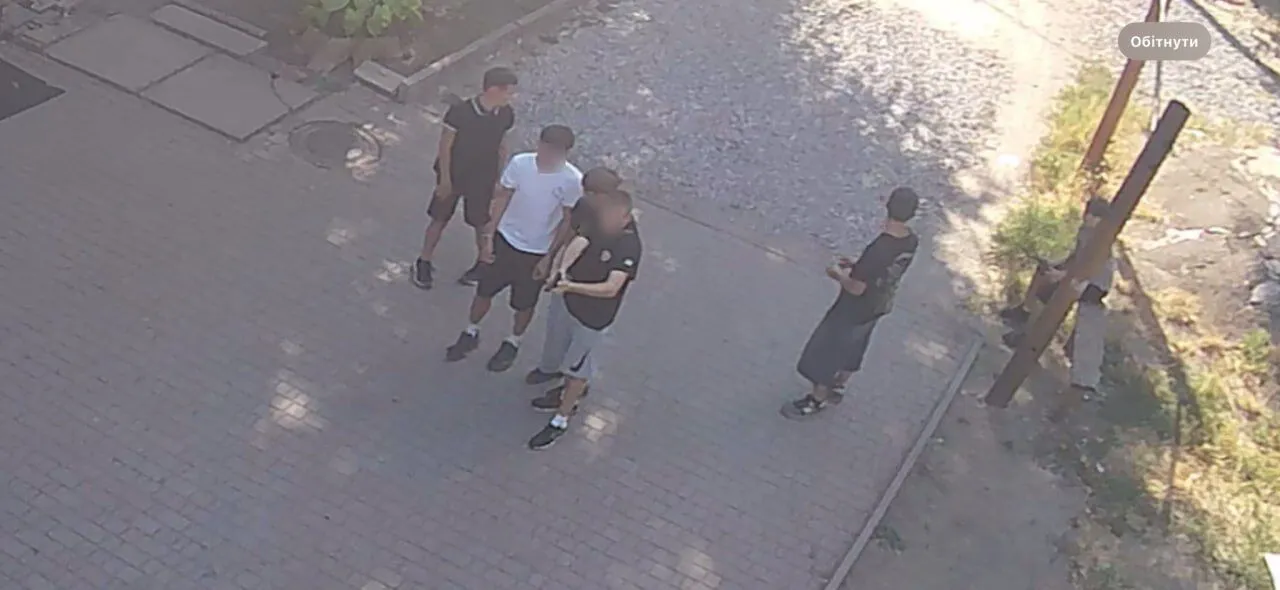 In the center of Kryvyi Rih, teenagers publicly shot at animals with an air pistol. Photo dqxikeidqxitkant