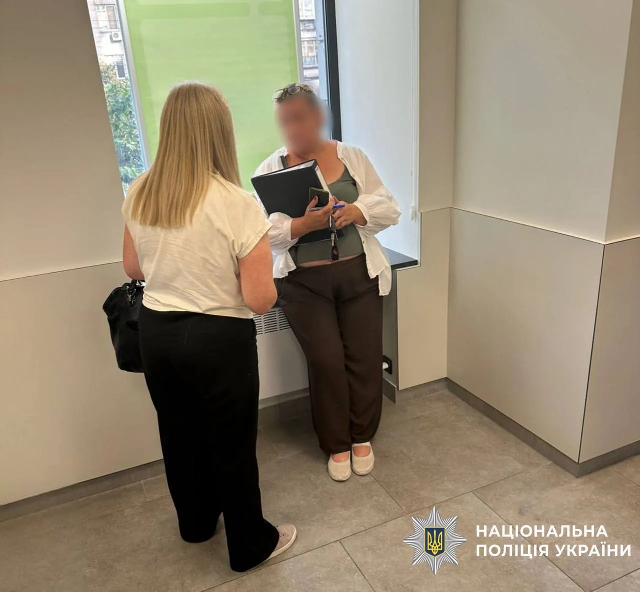 В Киевской области адвокатка требовала деньги у призывника за возможность выйти из здания ТЦК. Фото