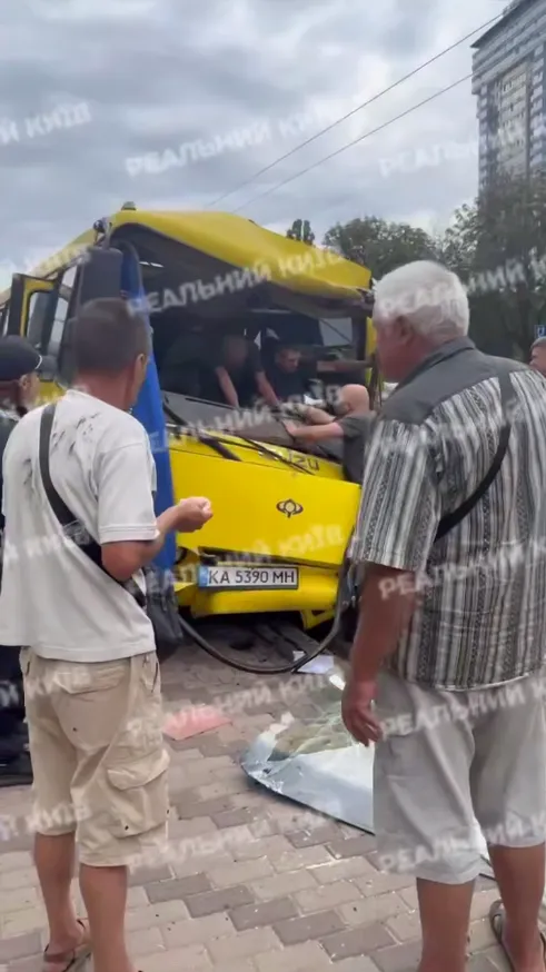 В Киеве произошла авария с участием маршрутки и автобуса: одного из водителей зажало в салоне. Видео