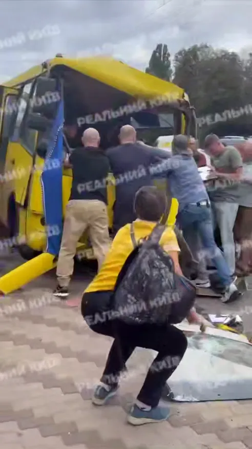 В Киеве произошла авария с участием маршрутки и автобуса: одного из водителей зажало в салоне. Видео