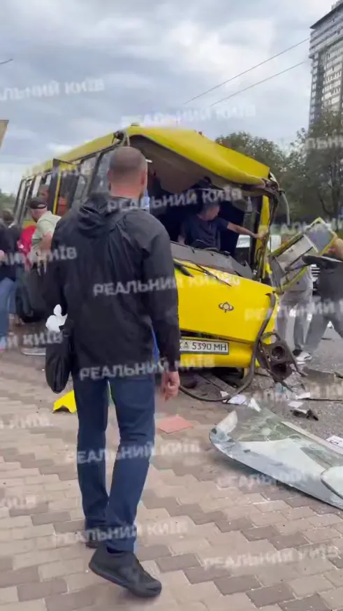 В Киеве произошла авария с участием маршрутки и автобуса: одного из водителей зажало в салоне. Видео