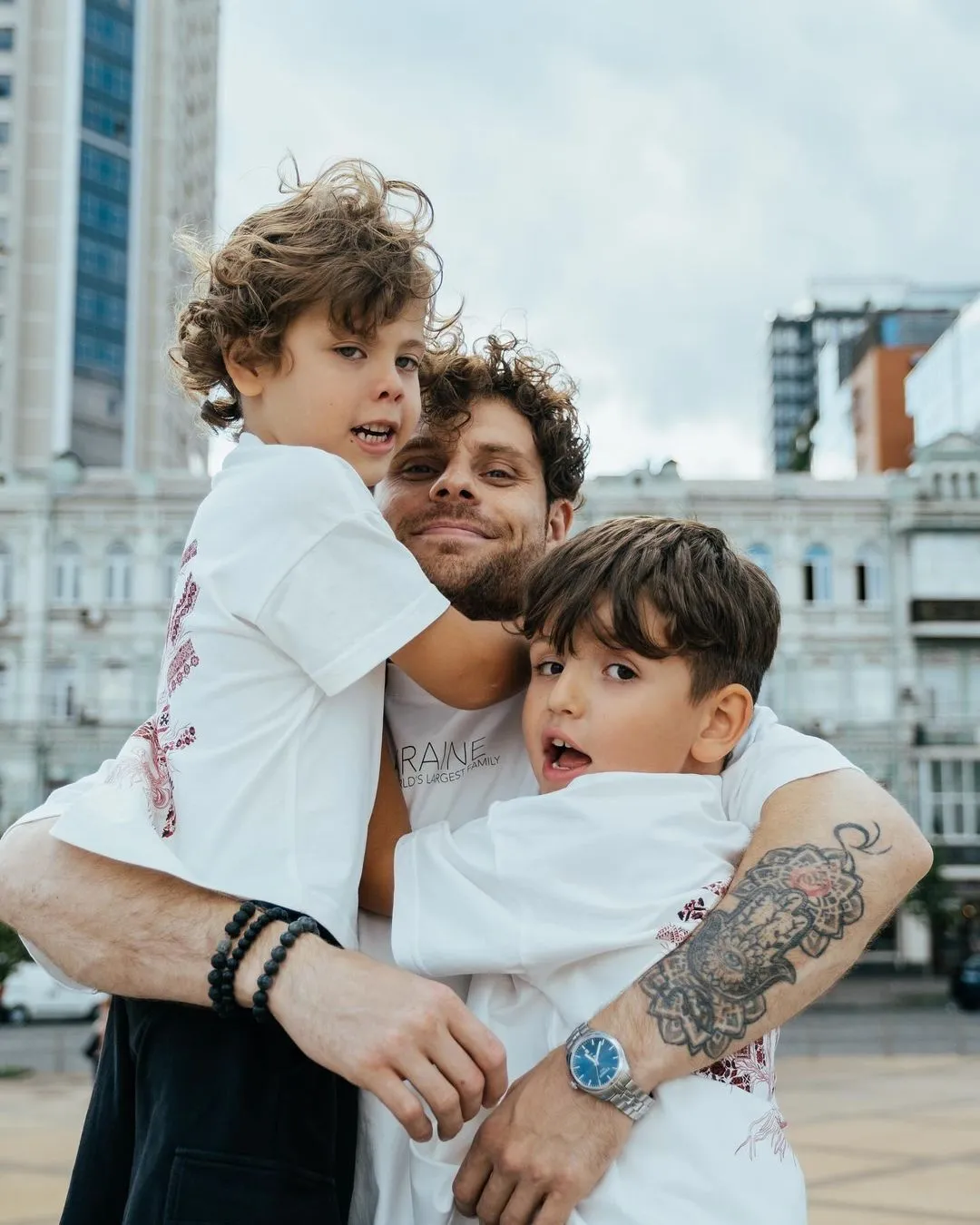 Усе через обручку: актор Артур Логай втратив палець на скеледромі і розповів, як це було. Відео