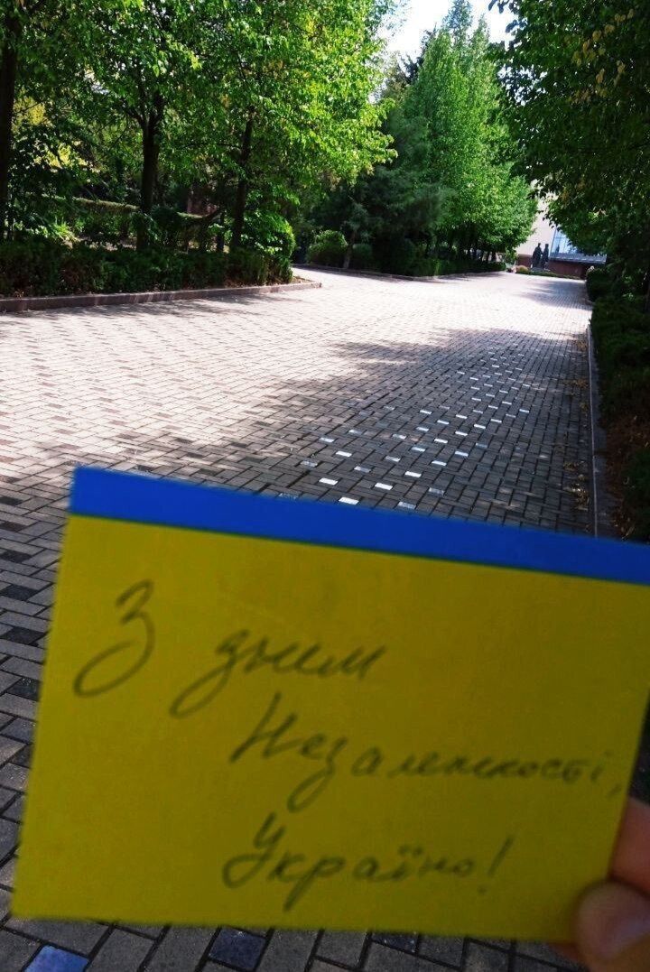 Ялта, Луганськ, Маріуполь: активісти наповнили окуповані Росією міста символами України. Фото