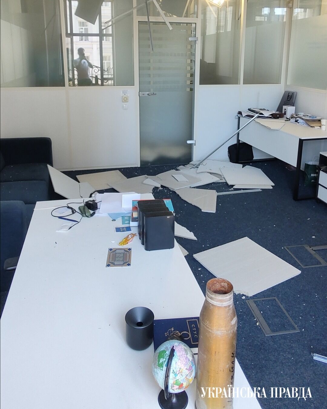 В Киеве в результате российского обстрела пострадали офисы нескольких изданий. Фото dqxikeidqxitkant