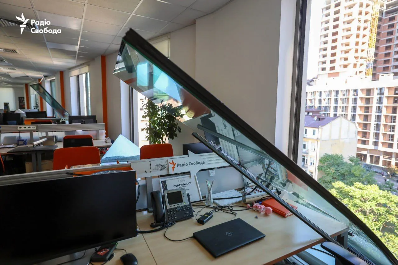 В Киеве в результате российского обстрела пострадали офисы нескольких изданий. Фото