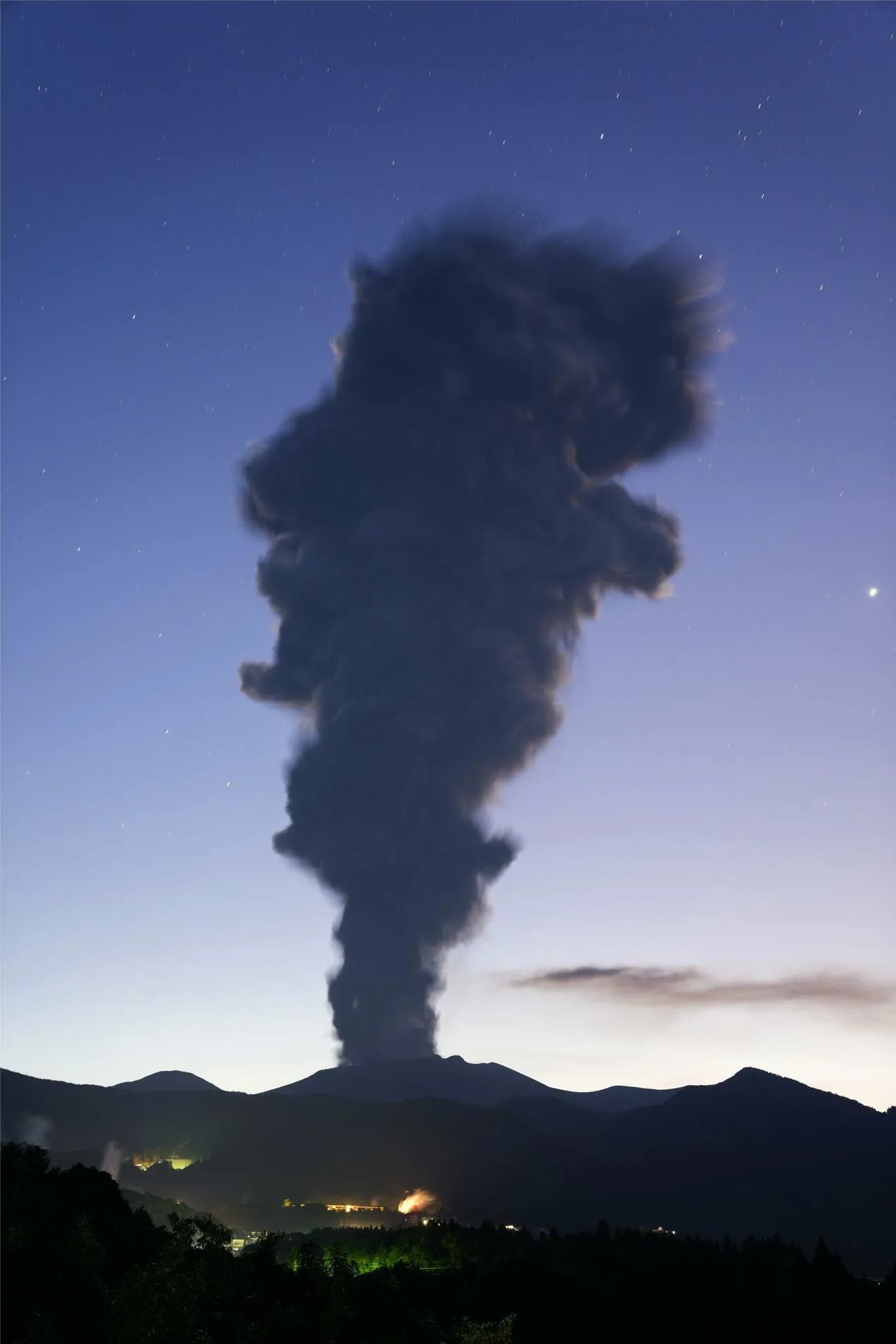 У Японії прокинувся вулкан: попіл підіймався на понад 5 кілометрів dqxikeidqxitkant