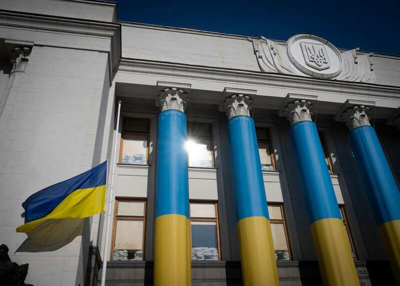 Во Львове на место убийства Андрея Парубия люди приносят лампадки и цветы: там до сих пор работают правоохранители. Фото