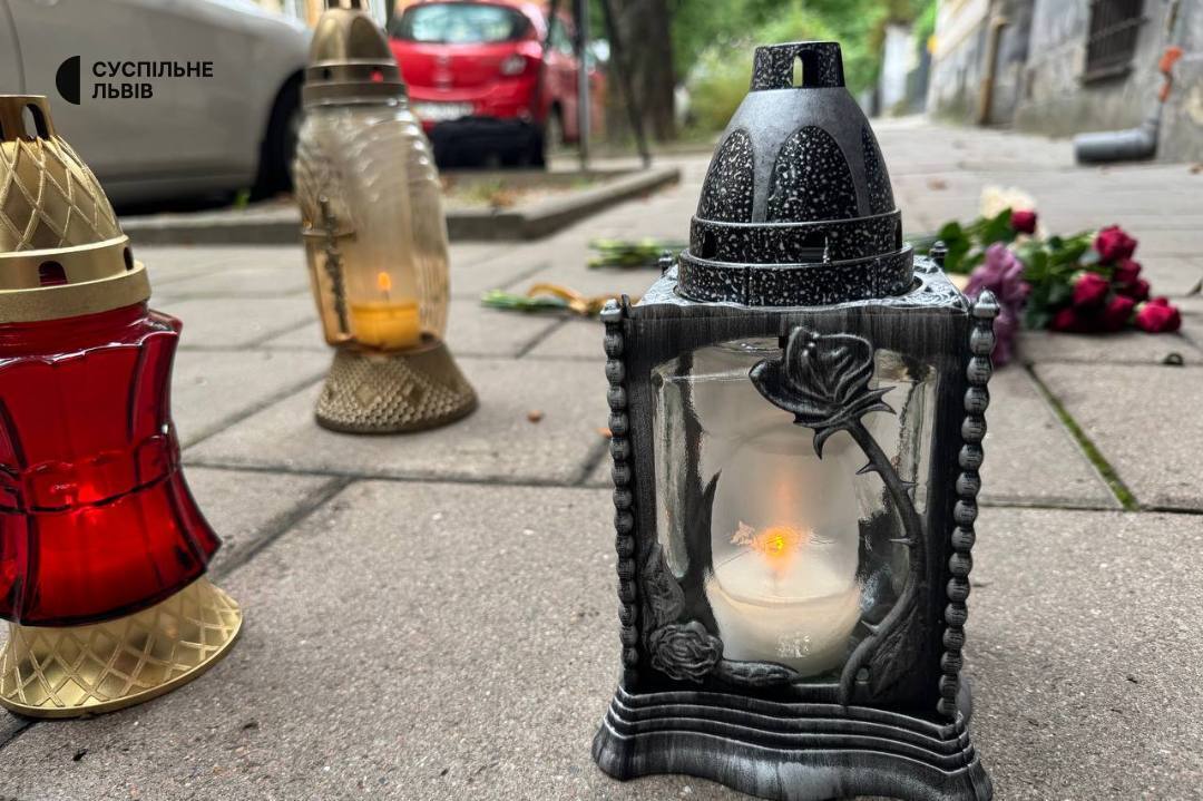 У Львові на місце вбивства Андрія Парубія люди приносять лампадки та квіти: там досі працюють правоохоронці. Фото dqxikeidqxiqqeant