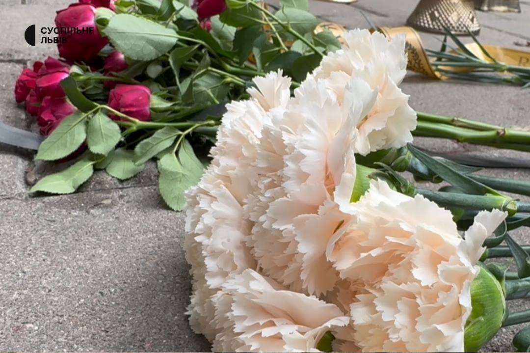 У Львові на місце вбивства Андрія Парубія люди приносять лампадки та квіти: там досі працюють правоохоронці. Фото