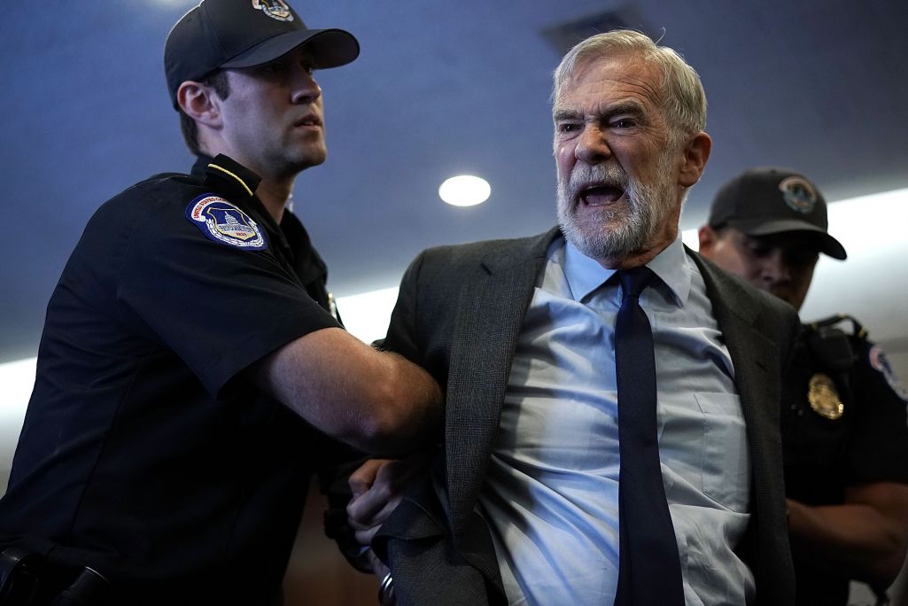 Сотрудники полиции Капитолия США арестовывают протестующего Рэя МакГоверна во время слушаний по утверждению кандидатуры Джины Хаспел на пост директора ЦРУ в Комитете Сената по разведке. Вашингтон, 2018 год. Фото: Alex Wong / Getty Images dqxikeidqxiqqeant