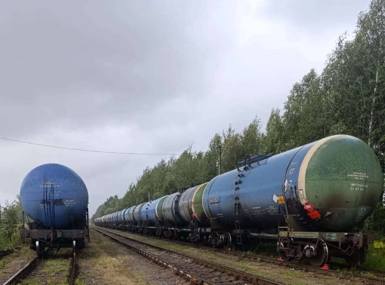 У Росії знищили інфраструктуру вузлової залізничної станції Твер: пролунав потужний вибух. Відео dqxikeidqxitkant