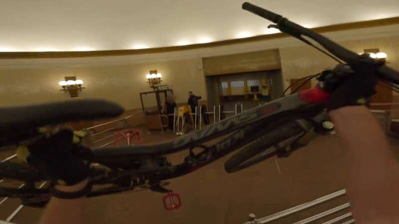 В Киеве парень устроил экстремальные гонки на самой глубокой станции метро Европы: его разыскивает полиция. Видео dqxikeidqxiqqeant