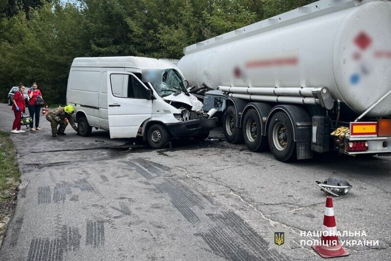 В Полтавской области столкнулись микроавтобус и грузовик: есть пострадавшие. Фото dqxikeidqxitkant