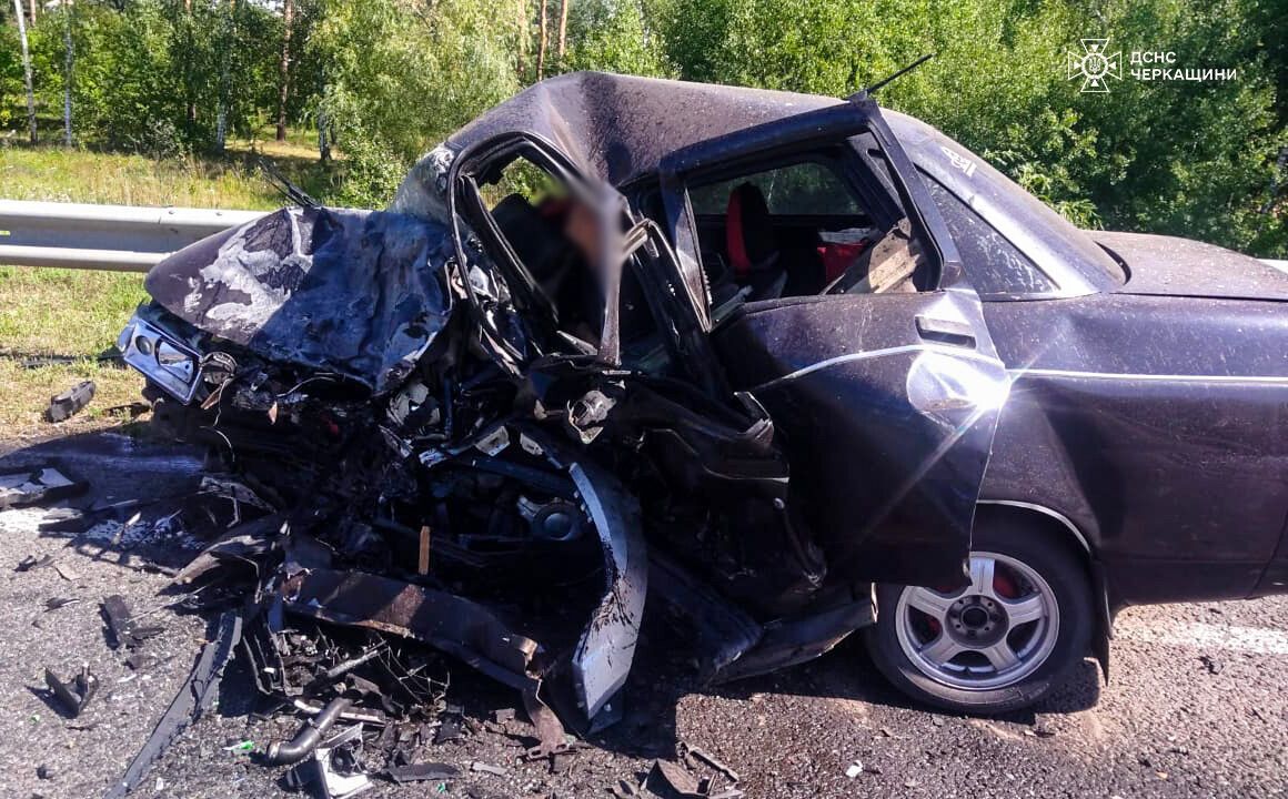 Зіткнулися два авто: на Черкащині в ДТП загинуло троє людей, постраждала дитина. Фото