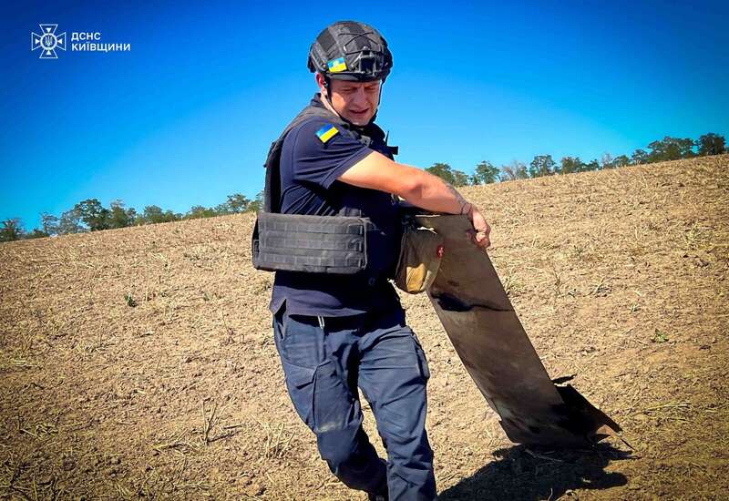 На Київщині посеред поля знайшли бойову частину російської крилатої ракети Х-101. Фото