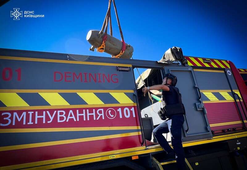 На Київщині посеред поля знайшли бойову частину російської крилатої ракети Х-101. Фото