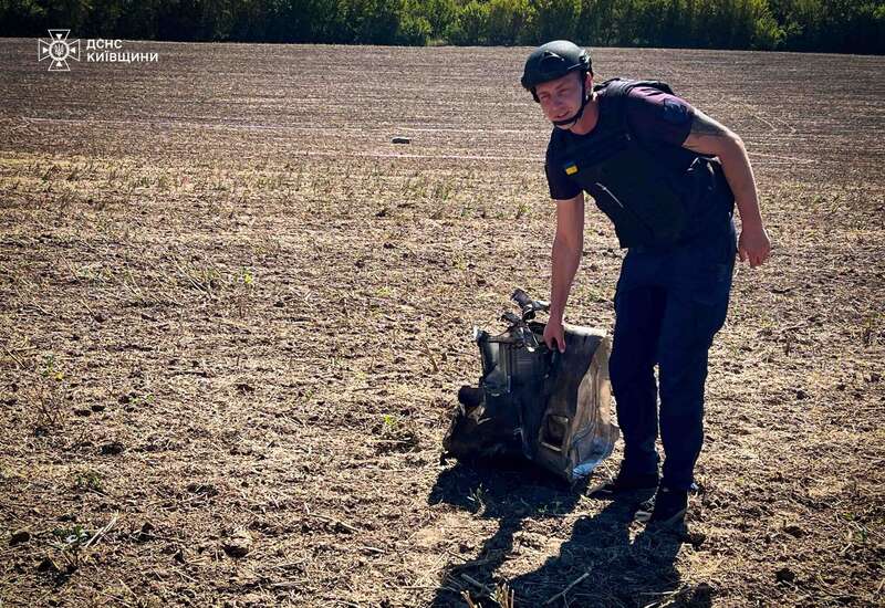 На Київщині посеред поля знайшли бойову частину російської крилатої ракети Х-101. Фото