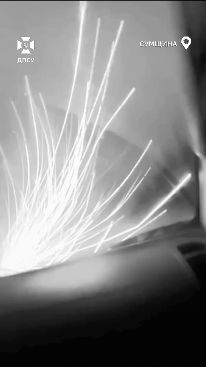 В Сумской области вражеский FPV-дрон попал в лобовое стекло авто украинских воинов и не взорвался: момент попал на видео